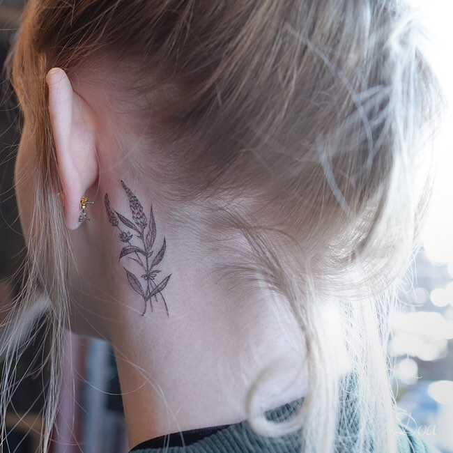 32 Pretty Ear Tattoos Designs for Women