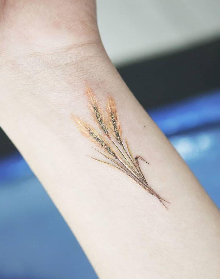 55 Pretty Wrist Tattoos You Will Love