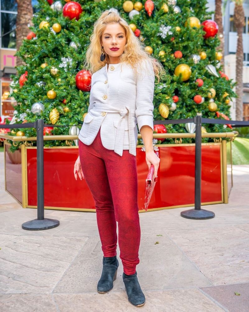 30 Casual and Stylish Christmas Outfits for Women 2022