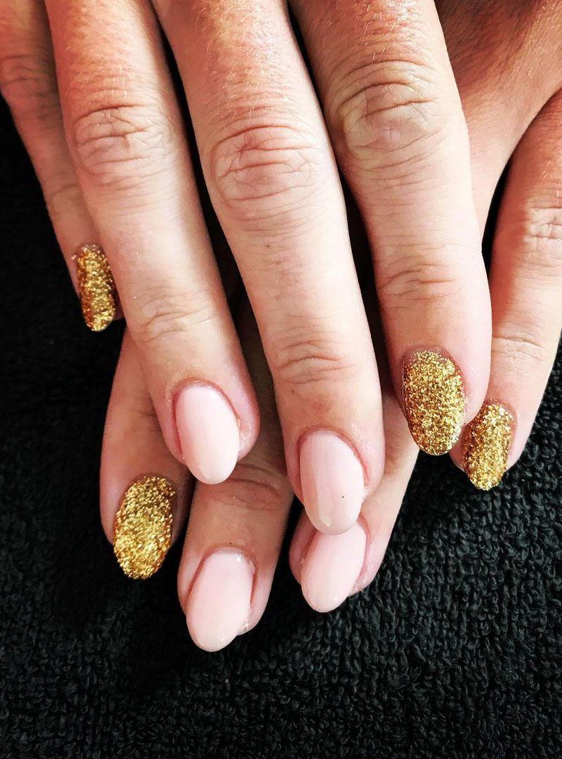 30 Elegant Gold Glitter Nails You Will Love