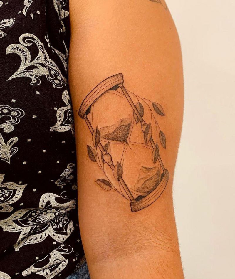 30 Pretty Hourglass Tattoos to Inspire You
