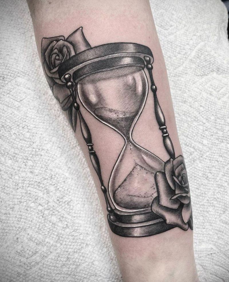 30 Pretty Hourglass Tattoos to Inspire You