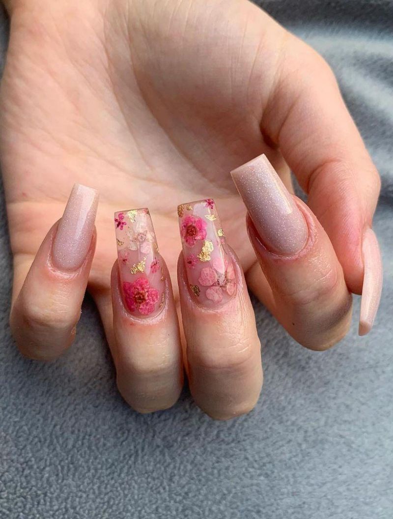 30 Elegant Dried Flower Nail Art Designs You Will Love