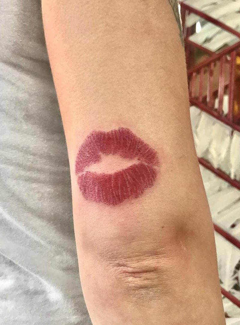 30 Elegant Kiss Tattoos You Need to Copy