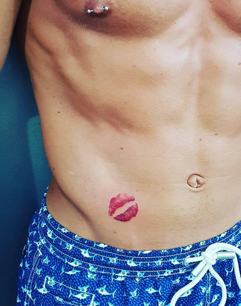 30 Elegant Kiss Tattoos You Need to Copy