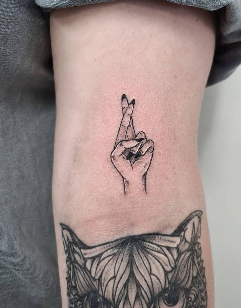 30 Wonderful Fingers Crossed Tattoos You Can’t Miss