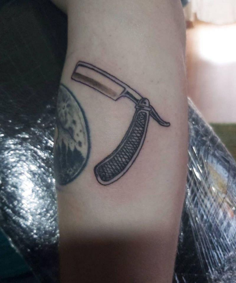 30 Unique Razor Tattoos You Must Try