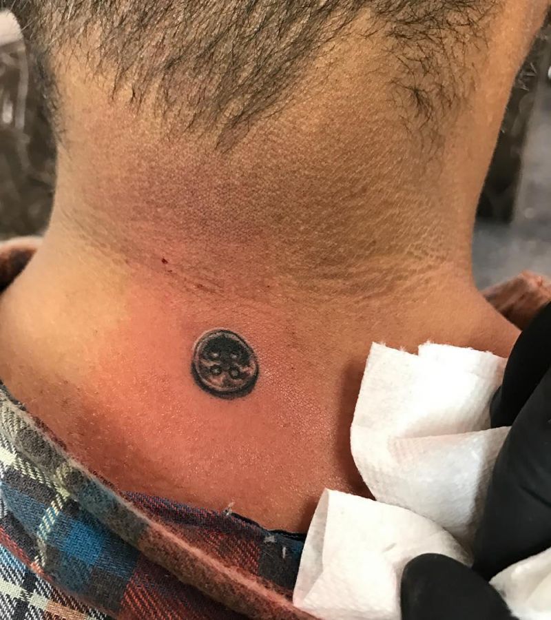 30 Cool Button Tattoos You Can Copy