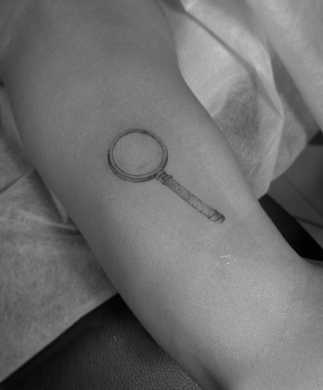 20 Unique Magnifying Glass Tattoos You Can’t Miss