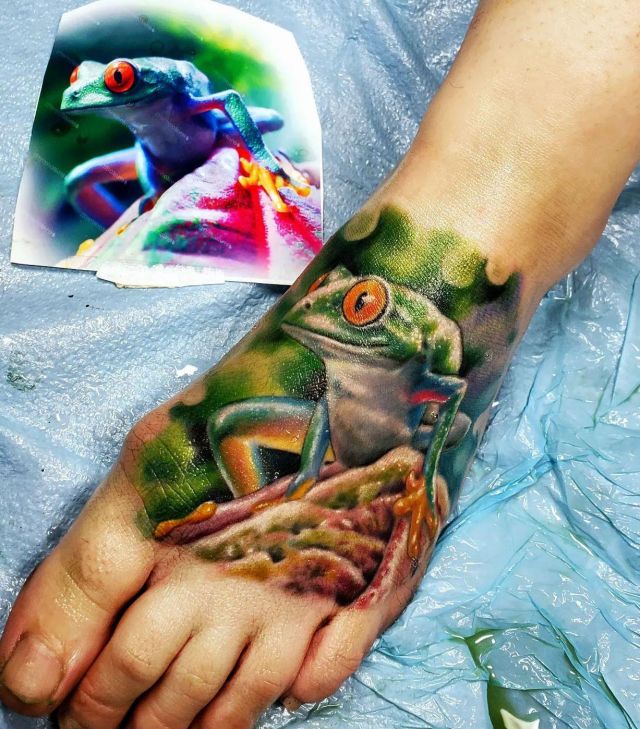 Lifelike Tree Frog Tattoo on Foot