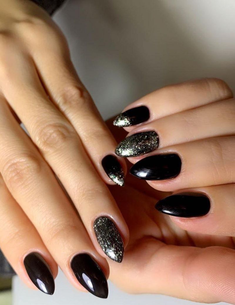 51 Pretty Black Nails with Glitter You’ll Love | Xuzinuo | Page 43